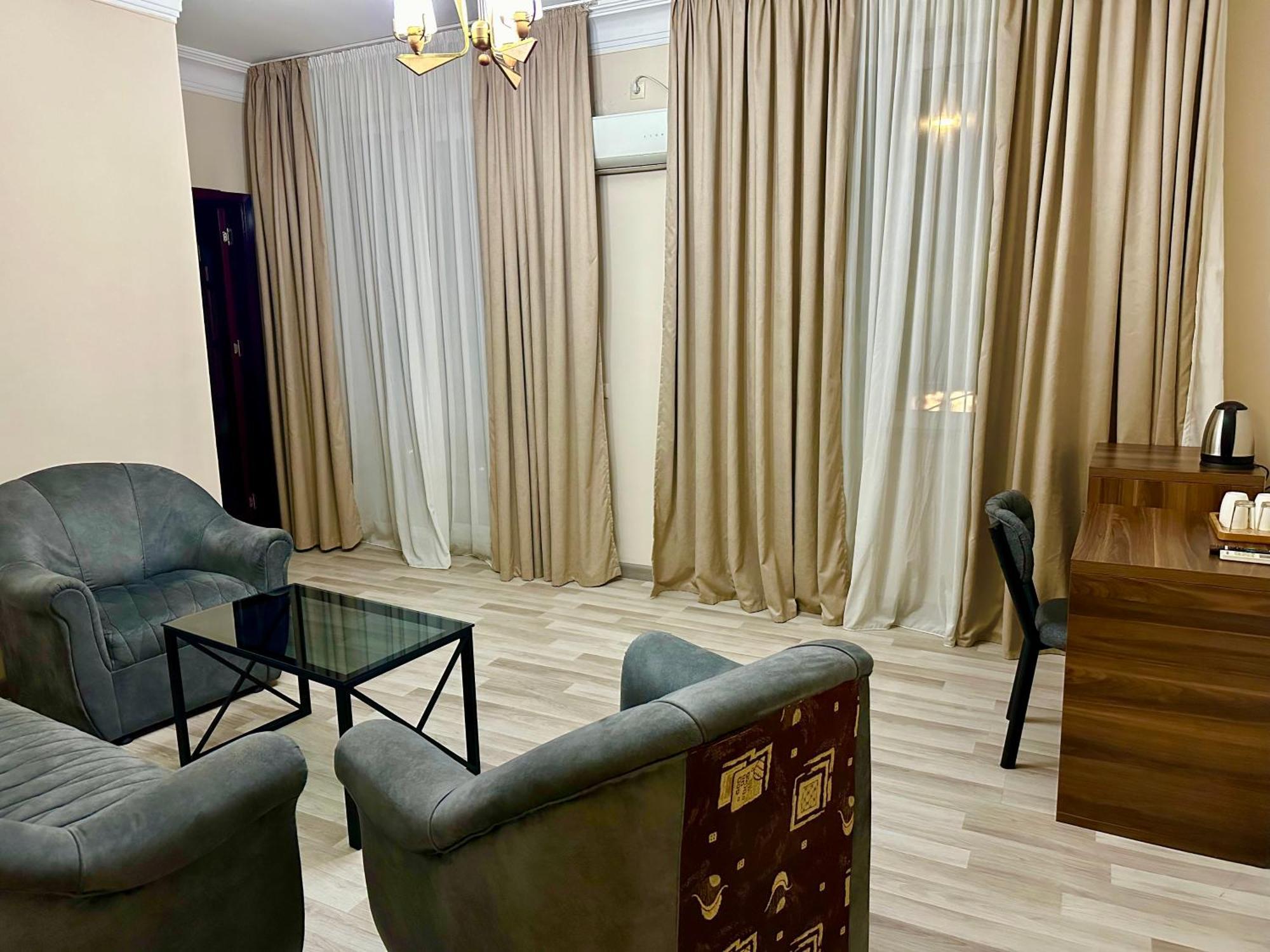 Hotel Tsereteli บาทูมิ ภายนอก รูปภาพ
